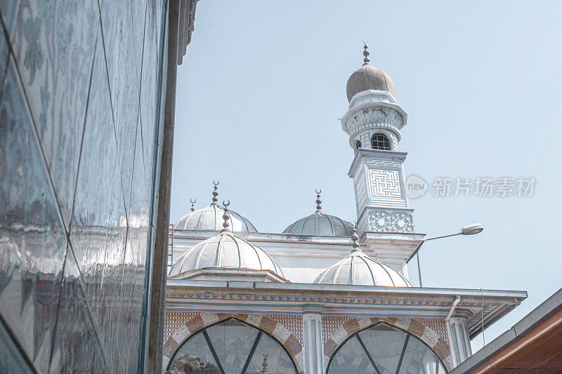 土耳其伊兹密尔的Fatih Camii (Esrefpasa)老清真寺正面，清真寺塔